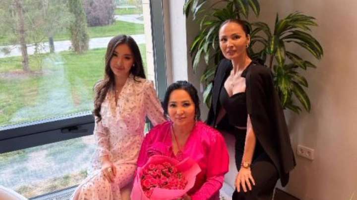 «Жұлдызды көргенімізге қуандық». Қайрат Нұртастың анасы тұңғыш келінімен түскен суретін жариялады