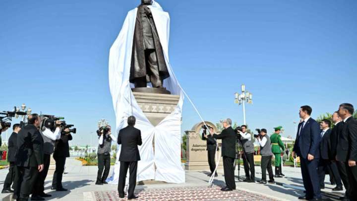 Тоқаев Ашхабадта Абайға арналған ескерткіш ашты