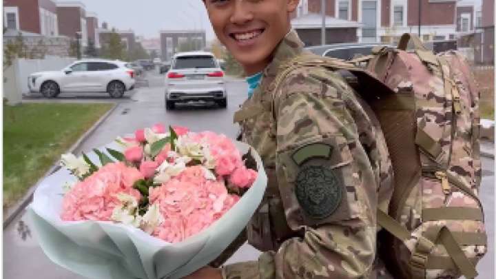 «Тосын сый»: Динара Сәтжан ұлының әскерден аман-есен келгенін айтты