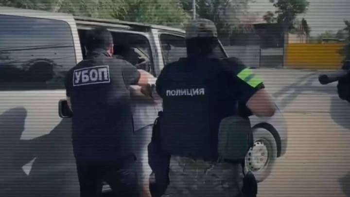 «Қамқорлығы» үшін 3 млн алған.  Шымкентте қылмыстық топтың бірнеше мүшесі  ұсталды