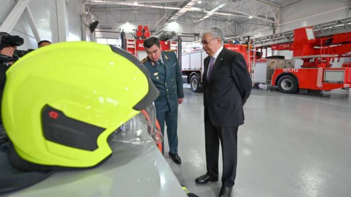 Тоқаев елордадағы жаңа өрт сөндіру бөлімінің жұмысымен танысты