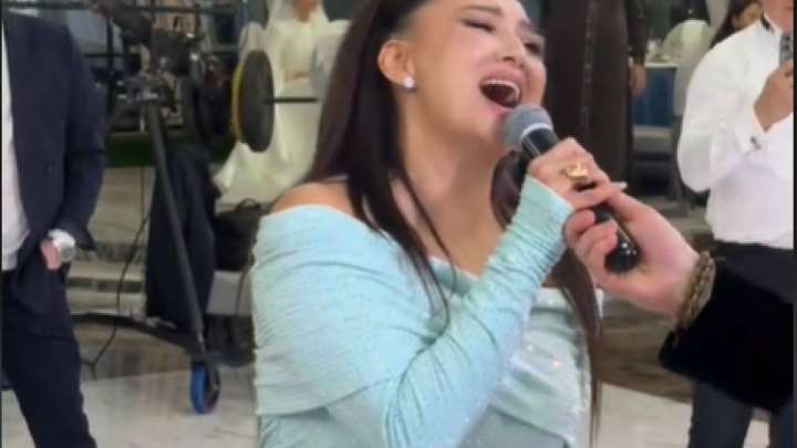 Мадина Сәдуақасова жанды дауыста ән шырқай алмай, сынға қалды