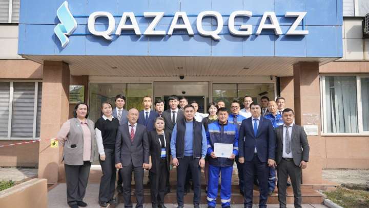 Аким Шымкента наградил слесаря, спасшего семью от гибели