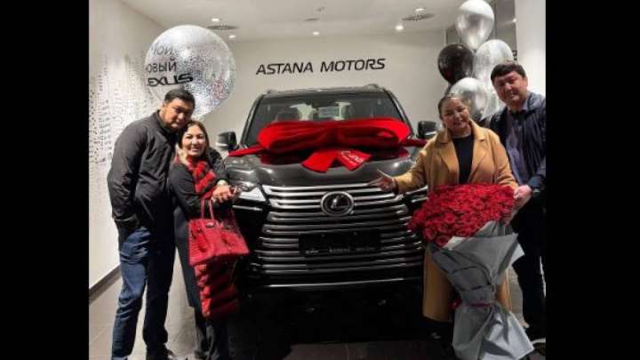 «Мен шок болдым». Алтынай Жорабаеваға құрбысы қымбат көлік сыйлады