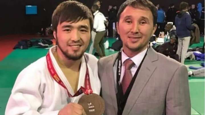 Елдос Сметовтың бапкерінің айлығына 4 млн теңге қосылды