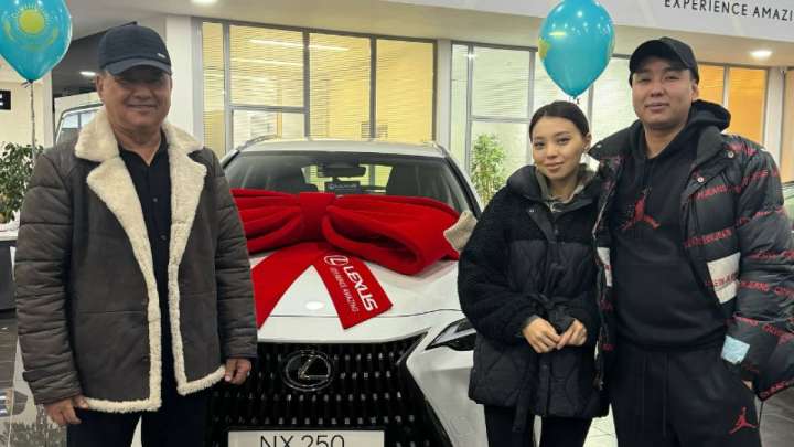 «Ата-енесін сыйлап жүр»: Қайрат Нұртастың әкесі келініне көлік мінгізді