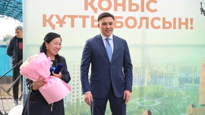 Новые квартиры вместо аварийных домов: В Шымкенте вручили ключи новоселам