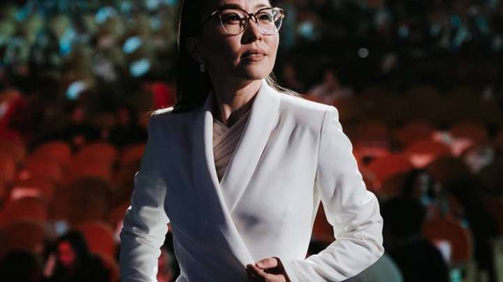 «Сүйінші сұраймын»: Танымал тележүргізуші кітабын жарыққа шығарады