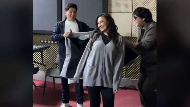 Сәкен Майғазиев пен Мейрамбек Беспаев Мәдина Сәдуақасованы киіндіруге таласты