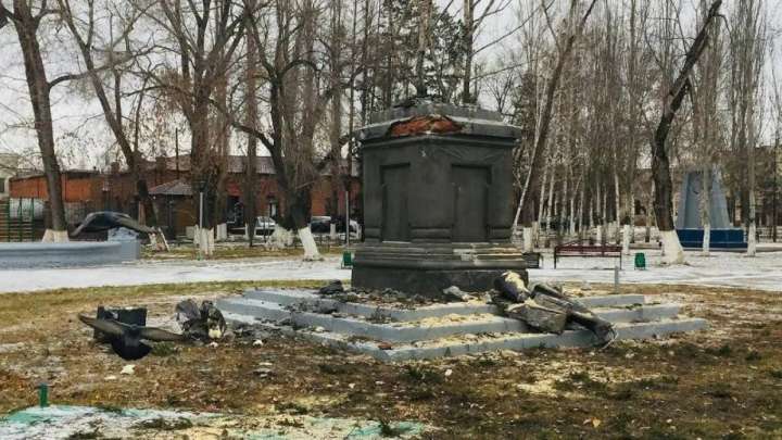 Павлодардағы Лениннің 100 жыл тұрған ескерткішін дауыл құлатты