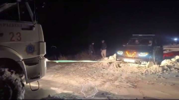 Қостанайлық құтқарушылар қарға батқан екі көлікті сүйреп шығарды