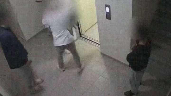 Алматыда бөгде ер адам әйелге шабуыл жасады