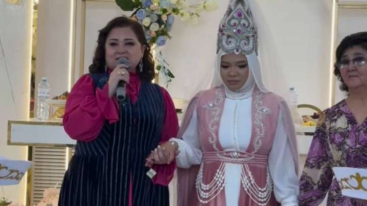 Роза Әлқожа Оразалы Досбосыновтың қызын өз қолымен ұзатты