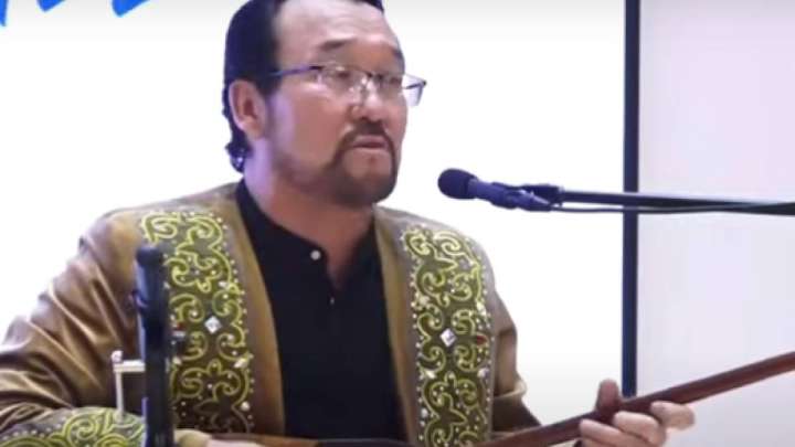 Семейлік әнші рекорд үшін 100 әнді тоқтаусыз орындайды