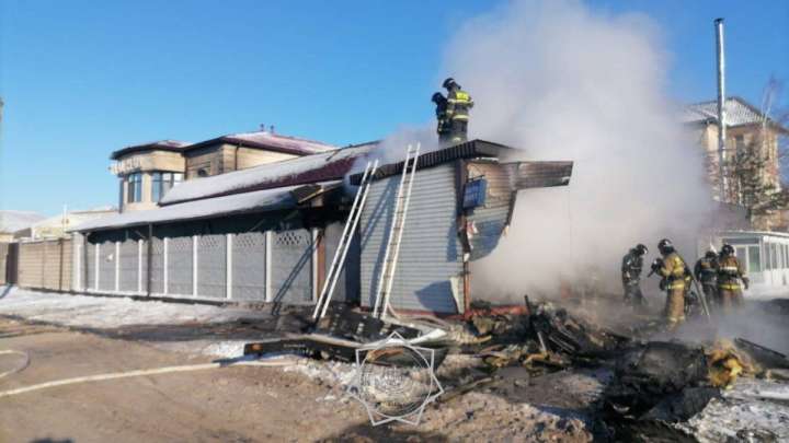 Астанада автоаксессуарлар дүкені өртенді