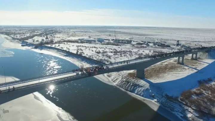 Атырау облысындағы ең үлкен көпірде жүк көліктеріне уақытша тыйым салынды