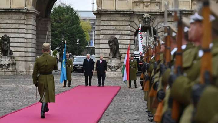 Тоқаевты Мажарстан сән-салтанатпен қарсы алды