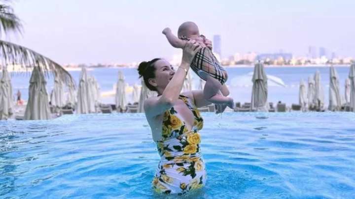 Баян Алагөзова Дубайда қыздарымен түскен суреттерін көрсетті