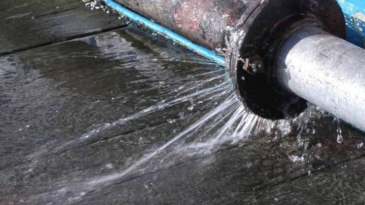 Қостанайда құбыр жарылып, бірнеше мекеме жылусыз қалды