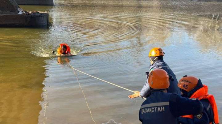 Оралда 21 жастағы қыз көпірден секіріп кетті