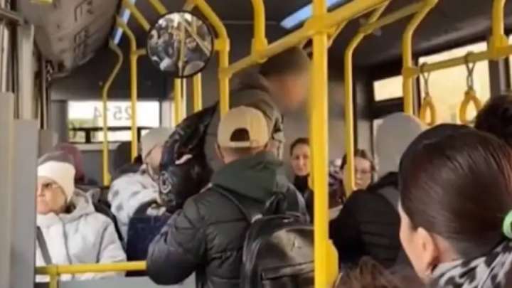 Алматыда автобуста әйелді ұрған ер адам қамалды