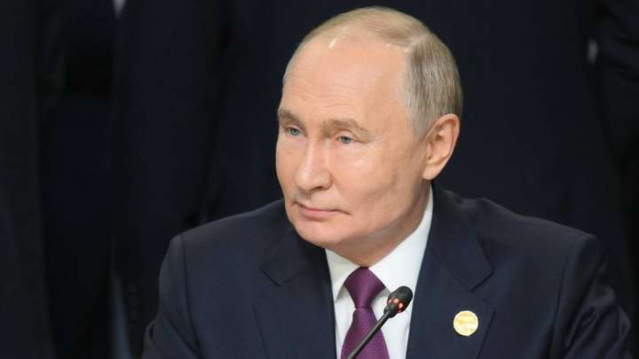 «Жоғары мәртебелі Владимир Путин мырза». Астана әуежайындағы баннер көпшіліктің ашуын туғызды