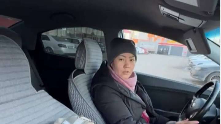 «Человек в маске» атты блогер жалғызбасты анаға пәтер сыйлады