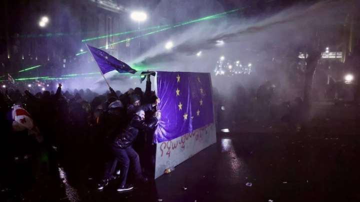 Тбилисиде наразылық тоқтамады. Жұрт алаңда баррикада қойып алған