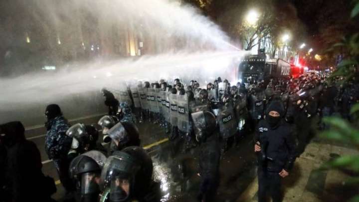 Тбилисидегі наразылық: ел Парламенті ғимаратында өрт шықты