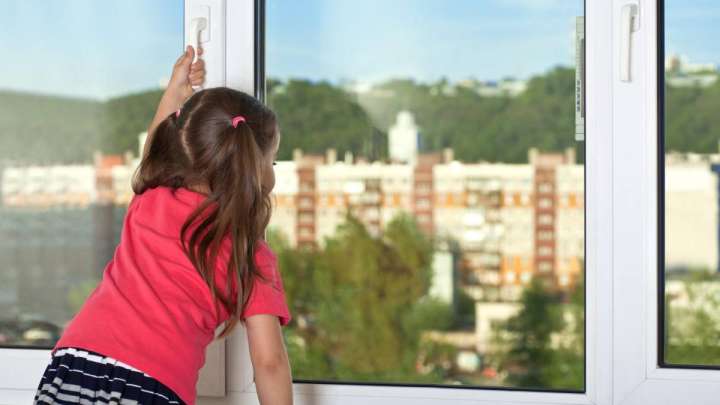 12 жасқа дейінгі балаларды үйде жалғыз қалдыруға тыйым салынуы мүмкін