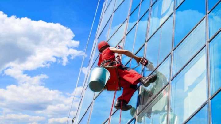 Алматыда өндірістік альпинист биіктен құлап, көз жұмды