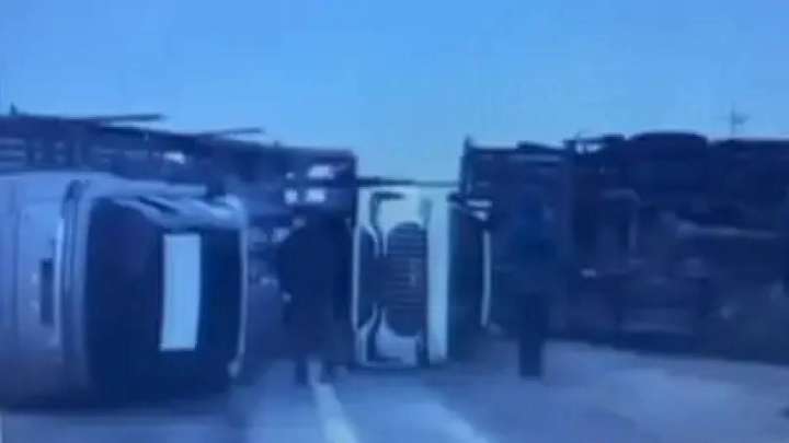 Қызылордада көліктер тиелген жүк көлігі аударылды