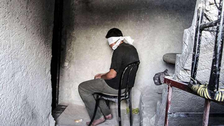 «Біз режимді құлаттық!»: Сирия түрмелеріндегі сұмдықтар