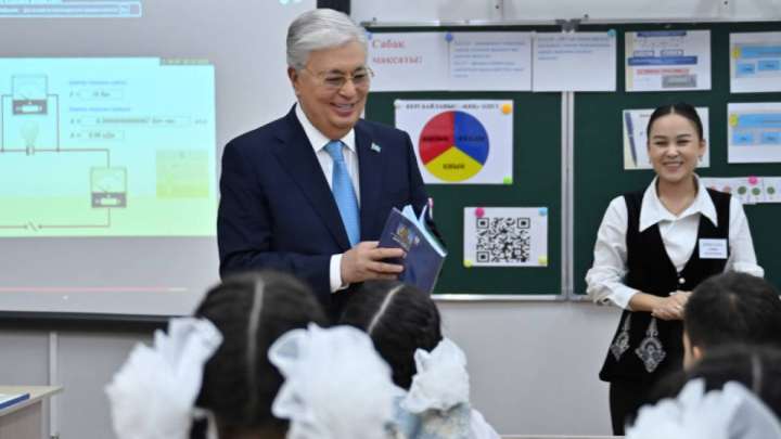 Тоқаев ауылдық мектепке автобус сыйға тартты