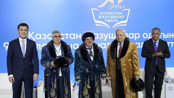 Президент Жазушылар одағының 90 жылдығымен құттықтады