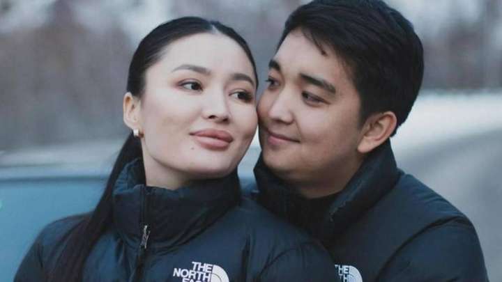 "Тұрмысқа таяқ жеу үшін шыққан жоқпын": Өзінен 6 жас үлкен әйелге үйленген әнші ажырасып кетті