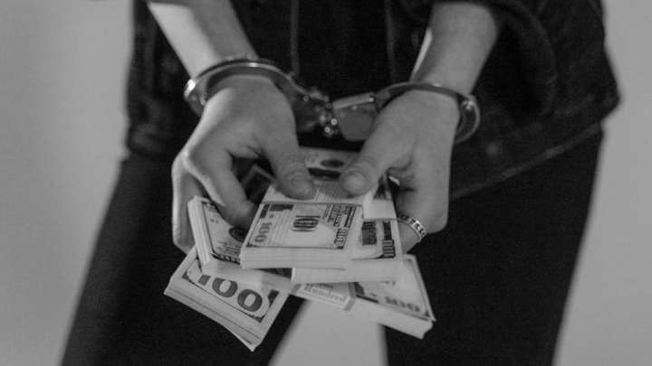 «Жұмысқа кіргізем» деп елден ақша жинаған алаяқ Дубайда ұсталды