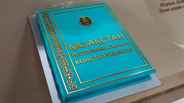 Шетелдіктерге елде тұруға рұқсат бермеу себебін түсіндірмеу заңға қайшы емес – Конституциялық сот