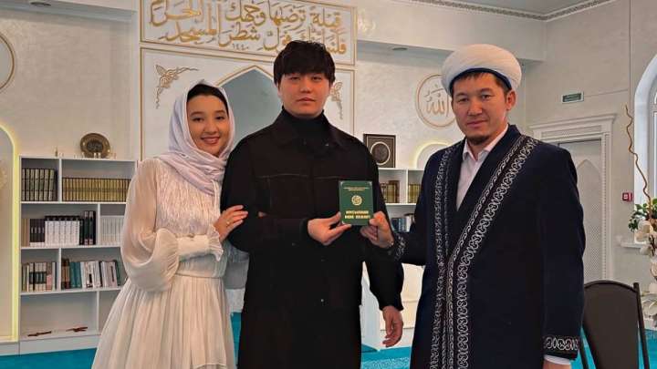 Әнші Ayree мешітте некесін қидырды