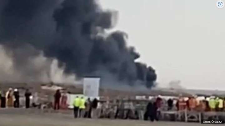 Ақтауда ұшақ құлап, өртеніп кетті