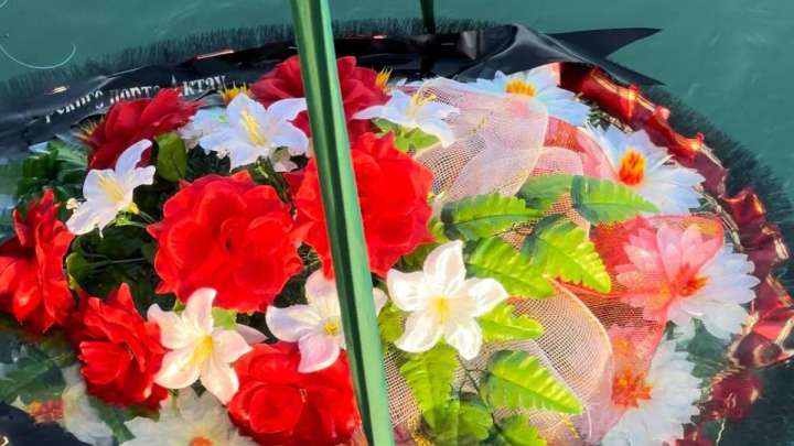 Ұшақ апаты: Каспий теңізіне гүл шоқтары жіберілді