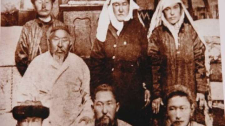 Абайдың отбасымен түскен суреті