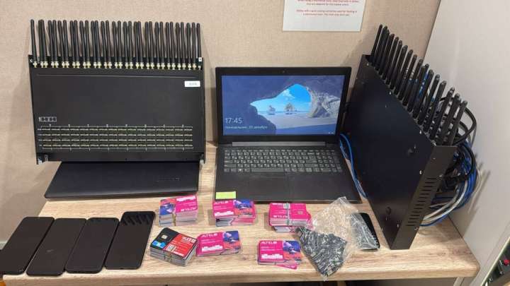 Алматыда киберқылмыскерлерге жағдай жасап отырған екі жігіт ұсталды