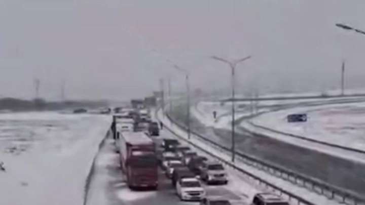 Қарағандыдағы трассада 800-ден астам көлік жиналып қалды
