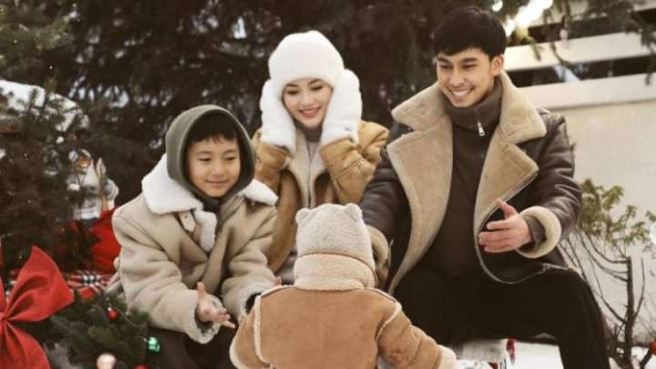 Ерке Есмахан жаңа жылдағы отбасылық суреттерін көрсетті