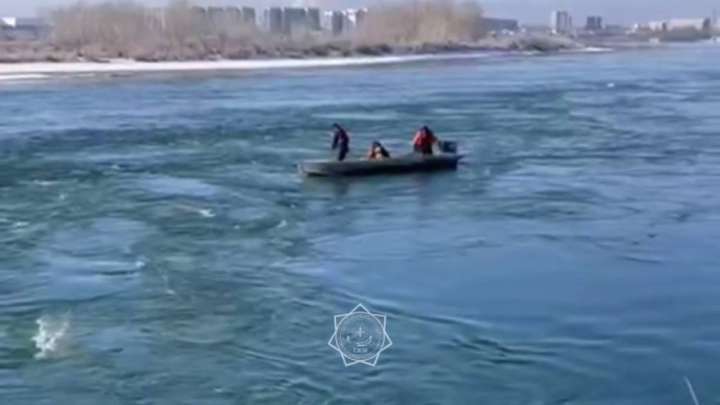 Семейде 4 адам мінген көлік Ертіске құлап кетті