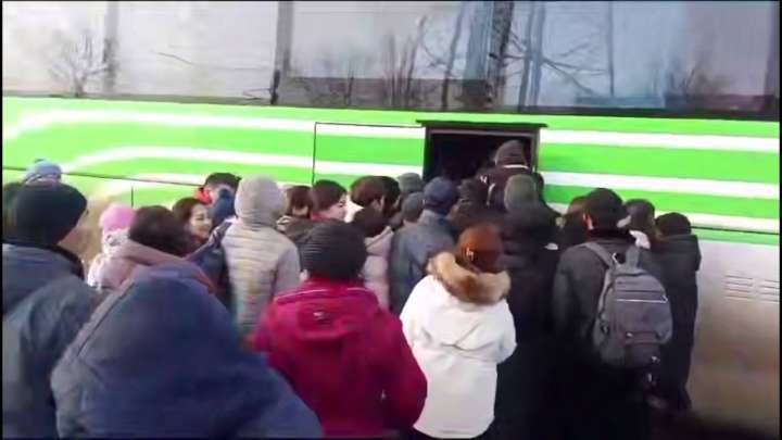 Атырау облысында автобус жолаушылары орынға таласып, бірі қолын сындырды