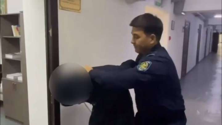 Таразда полиция қызметкеріне пышақ салған