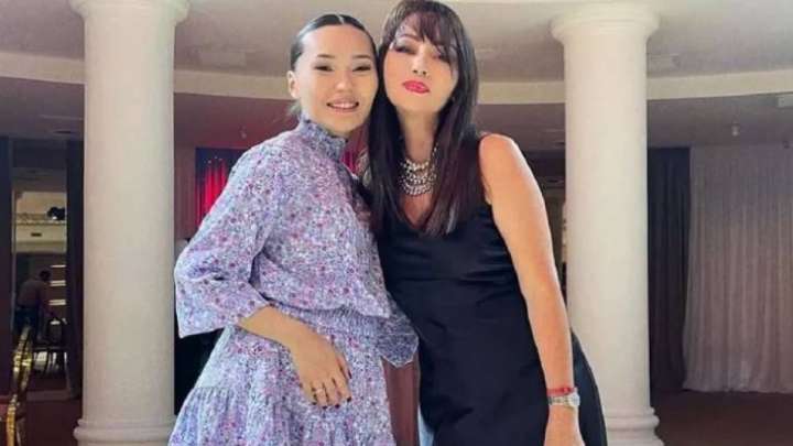 «Өзі қалағандай өмір сүреді». Айсәуле Бақытбек анасын туған күнімен құттықтады