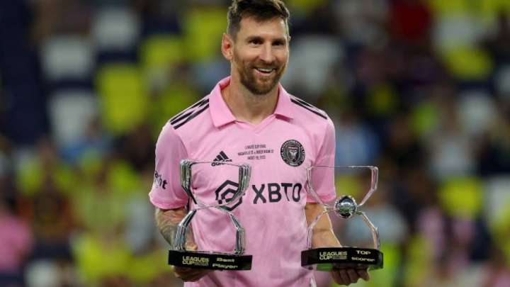 Джо Байден қызметінен кетерде Мессиге медаль табыстайды